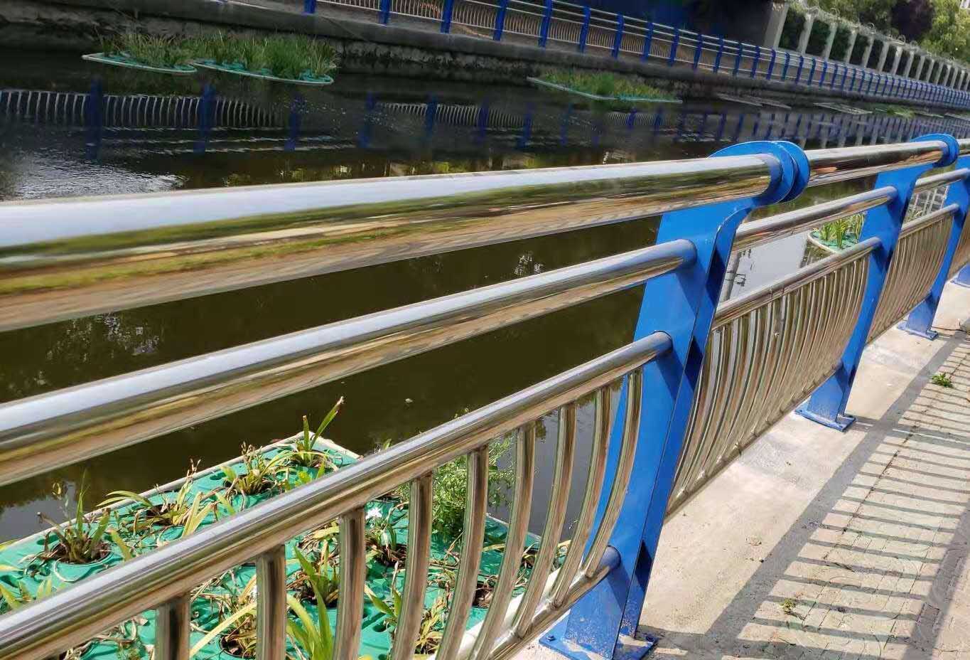 江苏南通不锈钢碳素复合方管护栏